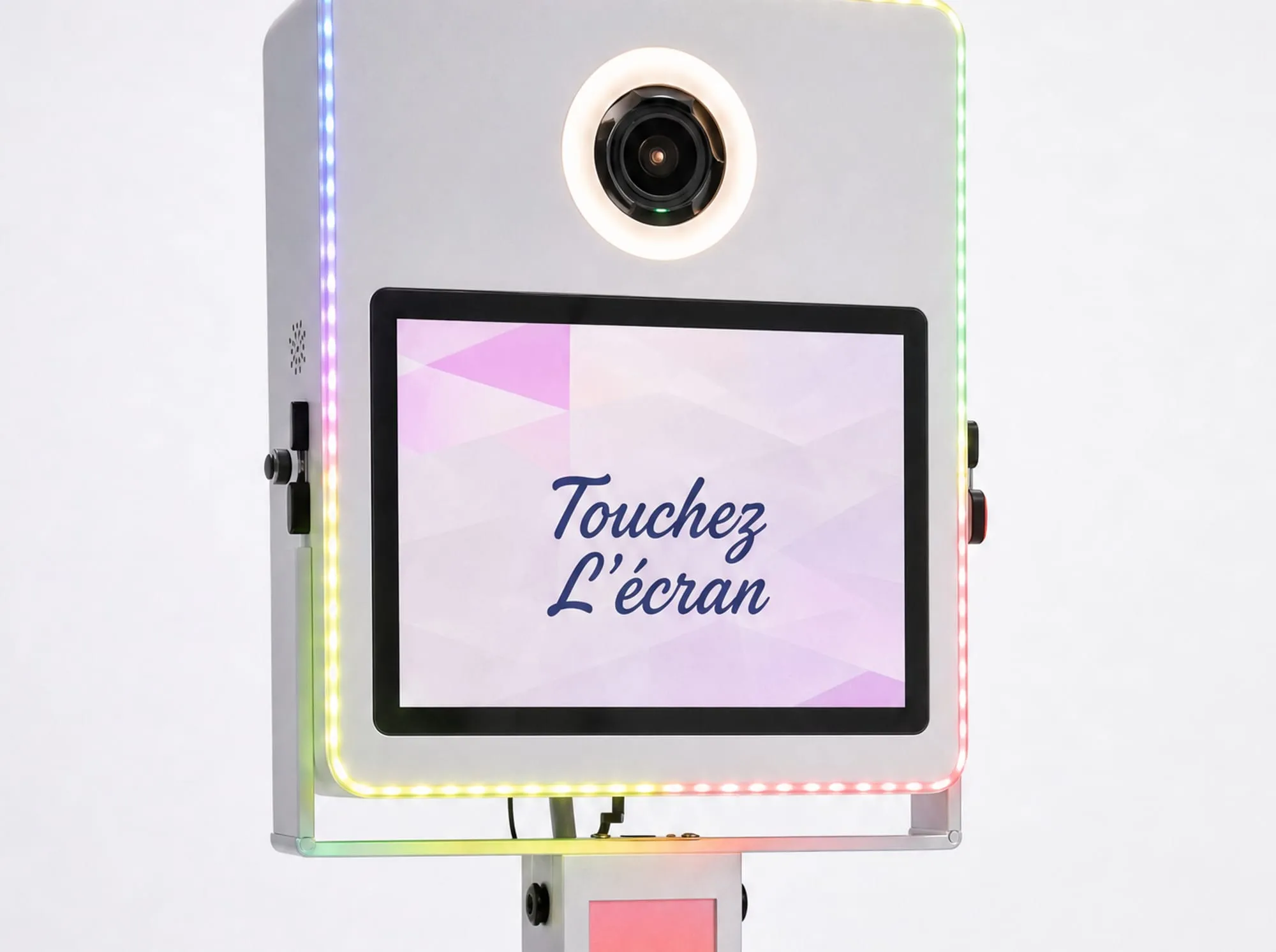 Le boîtier blanc de près, de trois quarts : liseré LED, anneau lumineux et écran tactile
