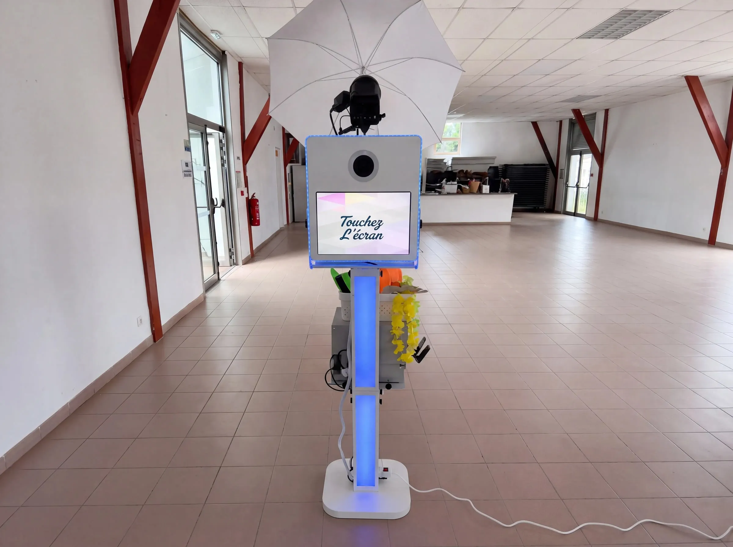 Le photobooth LED blanc prêt à l'emploi dans une salle des fêtes