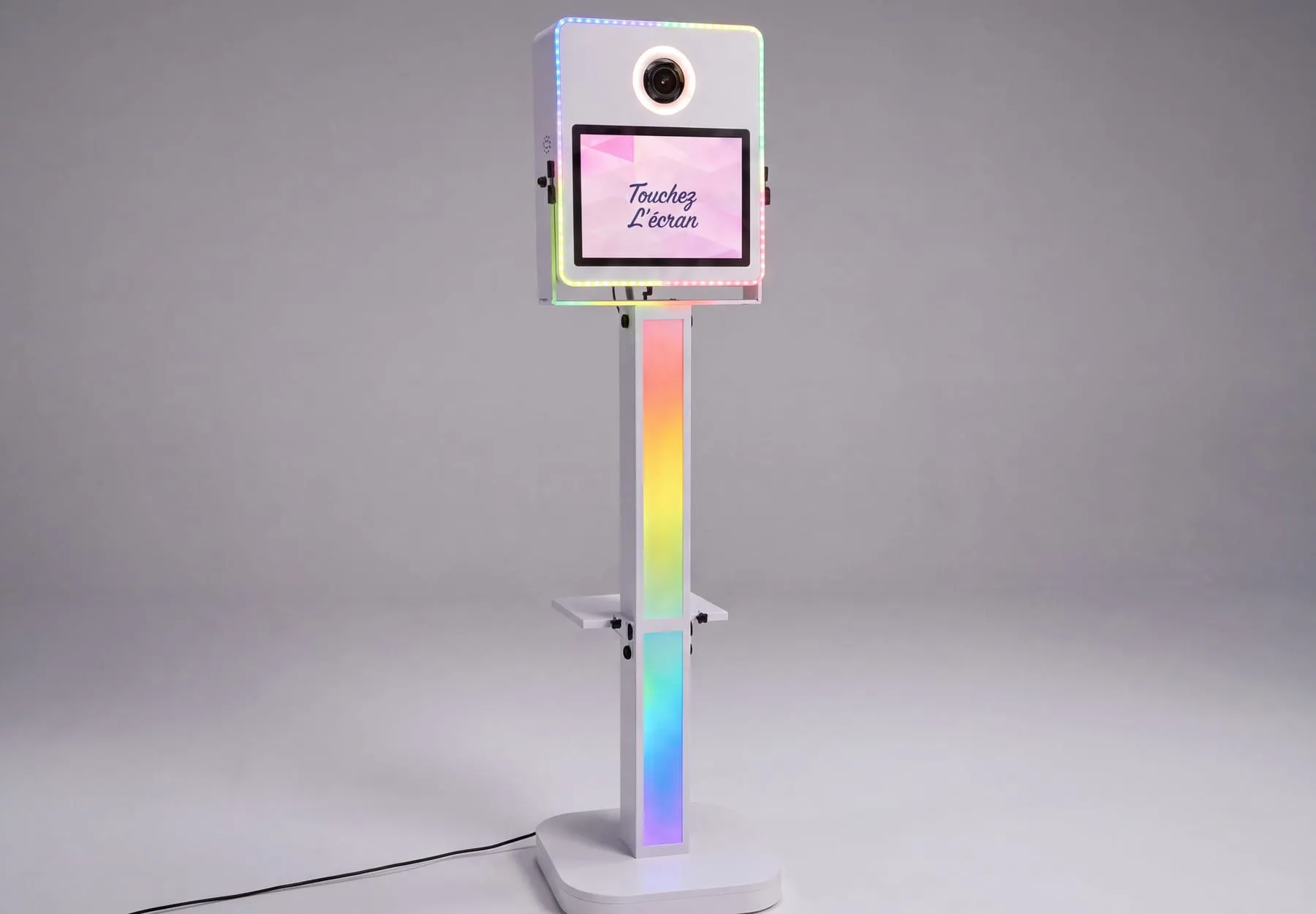 Le photobooth LED blanc entier en studio, écran d’accueil « Touchez l’écran » et colonne lumineuse allumés