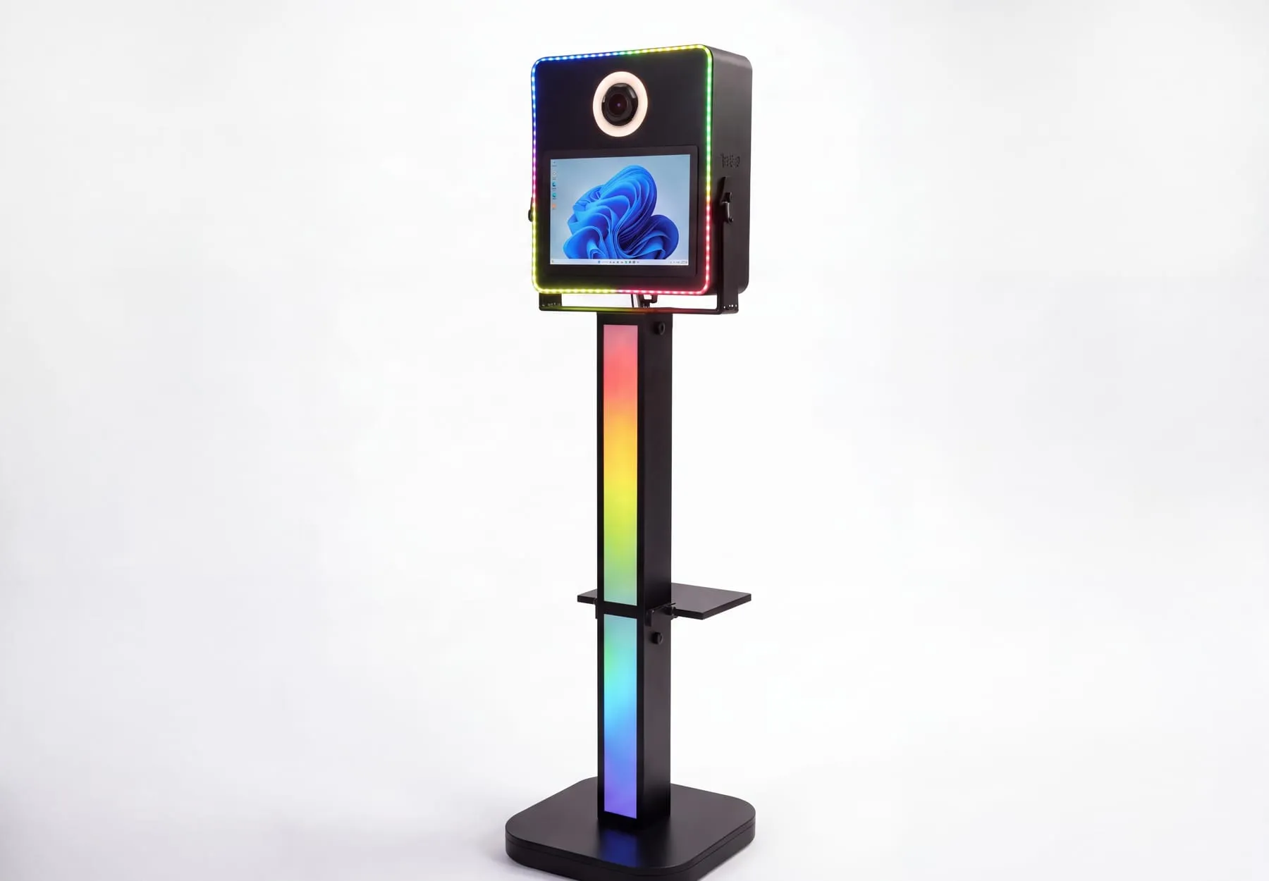 Le photobooth LED noir entier sur fond blanc : liseré LED, colonne lumineuse, tablette et socle