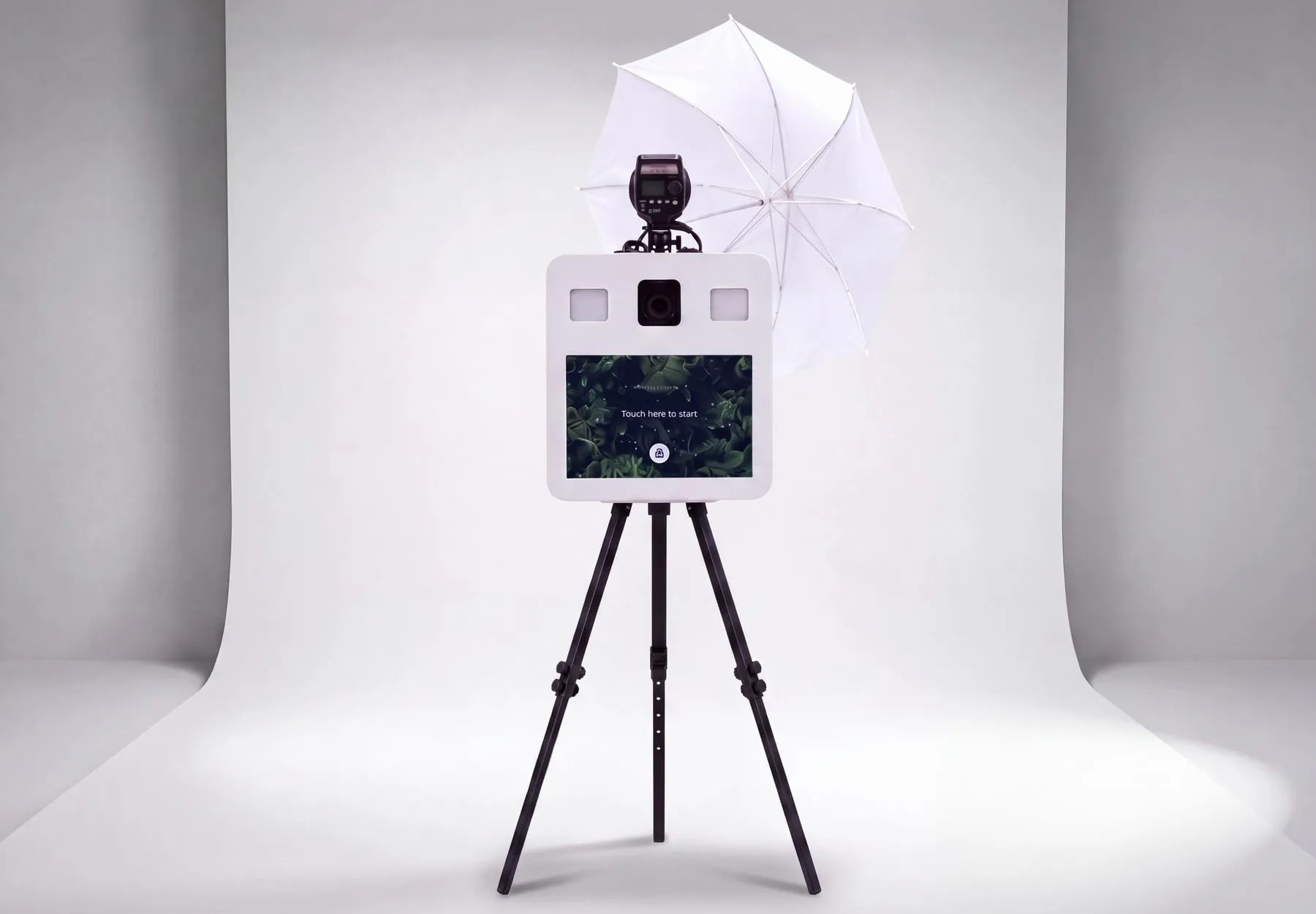 Le photobooth rétro, style vintage, en studio : boîtier blanc sur trépied noir, flash parapluie déployé