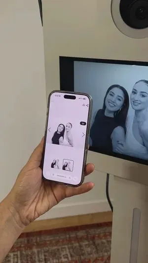 Les photos de la borne consultées sur un téléphone, juste après la prise de vue