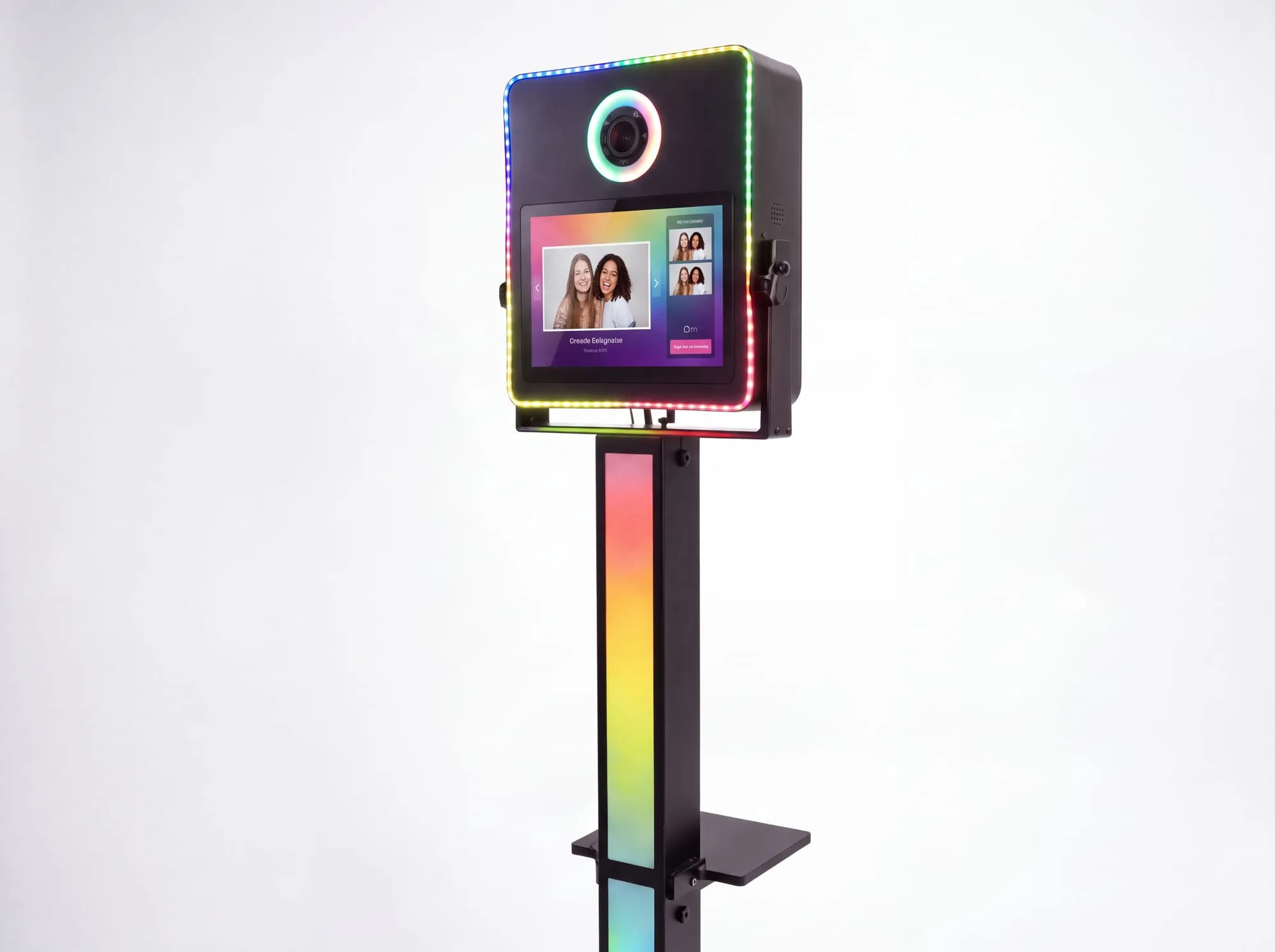 Le photobooth noir de trois quarts en studio, aperçu photo affiché à l’écran
