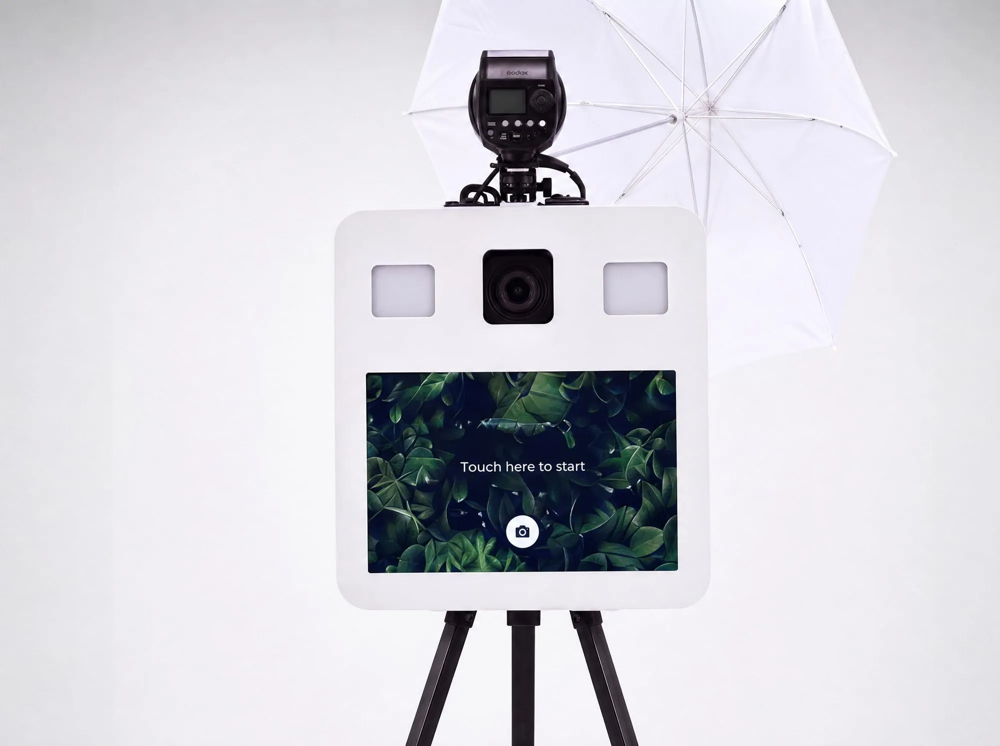 Le photobooth rétro de près : boîtier blanc, deux hublots lumineux et écran tactile