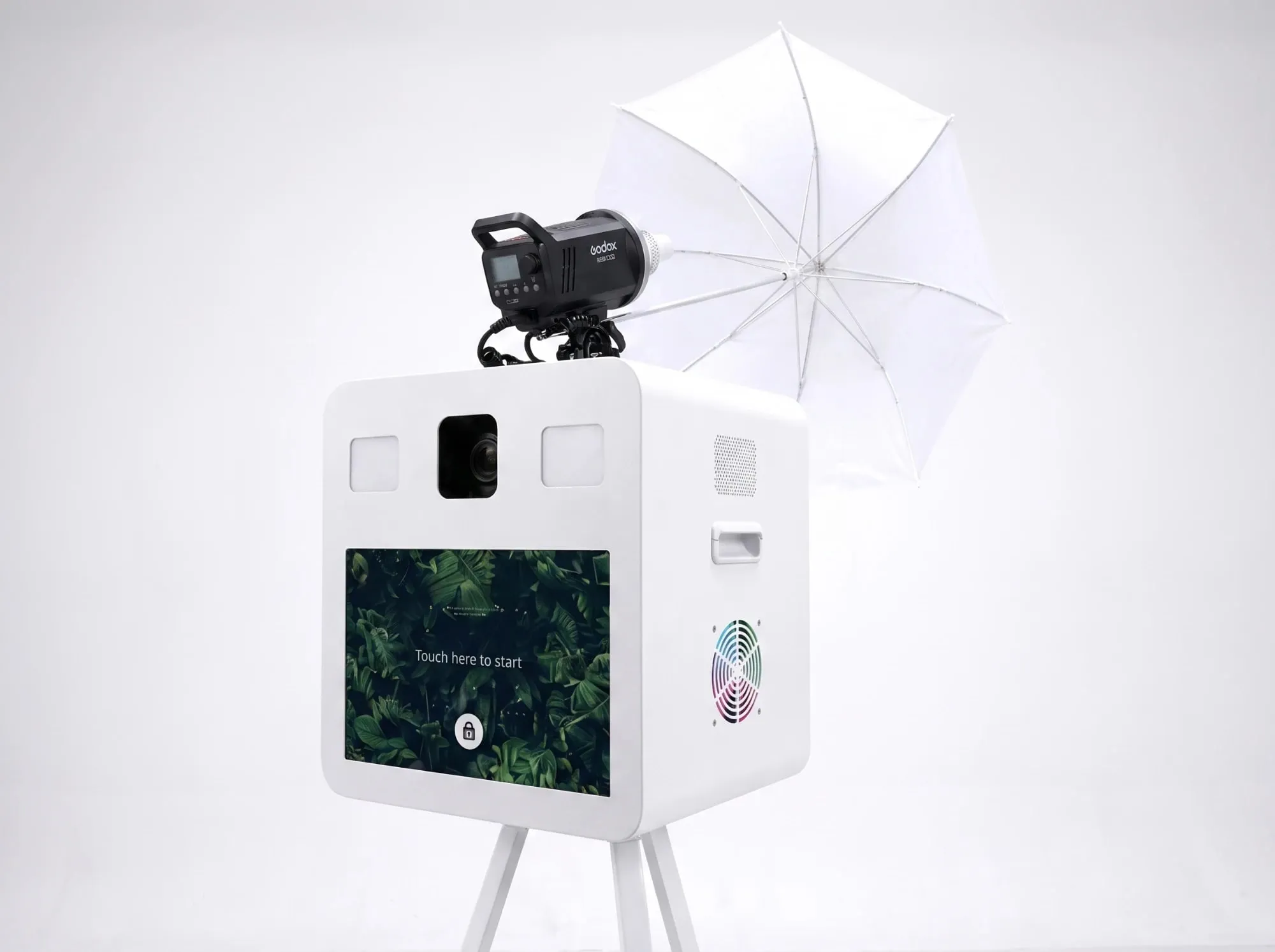 Le photobooth rétro de trois quarts avant : objectif, écran tactile et profondeur du caisson